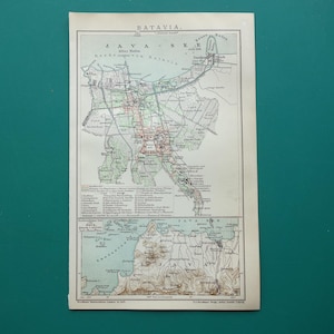 Könnte beinhalten: Eine antike Papierkarte mit dem Titel BATAVIA, die einen detaillierten Stadtplan mit deutschem Text, Straßenverläufen und Hafenbereichen zeigt. Unter der Hauptkarte befindet sich eine kleinere Regionalkarte von Java mit Reliefschattierung.