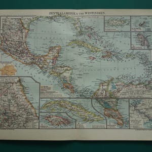 Może przedstawiać: Antyczna mapa zatytułowana "Zentralamerika und Westindien" przedstawiająca Amerykę Środkową i Indie Zachodnie. Mapa jest wydrukowana na postarzanym papierze ze szczegółowymi ilustracjami krajów, wysp i linii brzegowych. Mapa zawiera tekst w języku niemieckim.