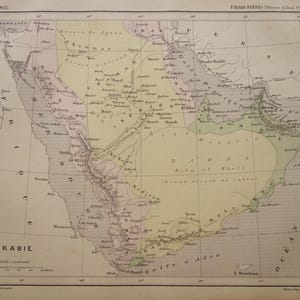 Könnte beinhalten: Antike Karte von Arabien, gedruckt auf gealtertem Papier. Die Karte, mit Text auf Französisch, zeigt die Arabische Halbinsel und die umliegenden Gebiete. Der Hintergrund ist beige und enthält detaillierte geografische Informationen.