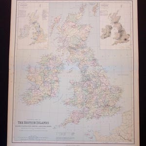 Può includere: Una mappa antica delle Isole Britanniche, con informazioni geografiche dettagliate. La mappa mostra varie regioni con un sistema di codifica a colori, tra cui Scozia, Inghilterra e Irlanda. Il titolo "The British Islands" è stampato in basso.