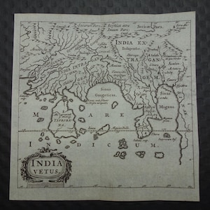以下が含まれることがあります： 古代インドの地理的特徴を示した、インディア・ヴェトゥスのヴィンテージマップ。クリーム色の紙に黒インクで印刷されています。地図には、さまざまな地域、川、海の名前が記載されています。