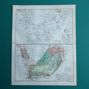 Könnte beinhalten: Eine historische Papierkarte von Südafrika mit zwei separaten Darstellungen. Der obere Teil zeigt eine politische Karte in Schwarz-Weiß, der untere Teil eine farbige geologische Karte. Beide Bereiche enthalten deutsche Beschriftungen und Legenden.