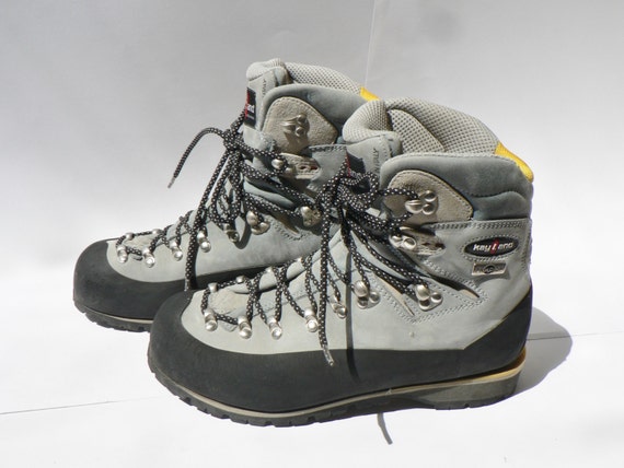 mens hiking boots size 9