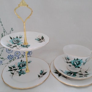 Conjuntos de trío y cakestand de tazas de té Royal Vale Floral Rose Bone China de la década de 1960