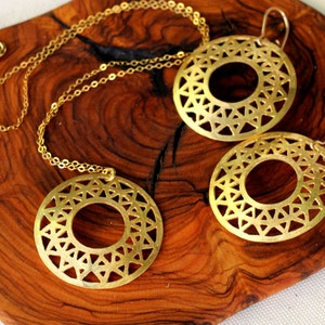 Collar con medallón de sol dorado: amuleto protector de latón
