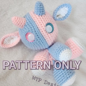 Pode incluir: Um brinquedo de unicórnio de crochê com um esquema de cores rosa e azul. O unicórnio tem detalhes brancos e olhos grandes e coloridos. O texto "PATTERN ONLY" e "MTP Designs" é visível na imagem.