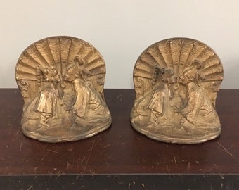 1920s Vintage 1930s Cast Iron Pair Of Bookends Chinese Couple Kissing Orientalist Fan Motif Gold Patinated Finish Art Deco Period