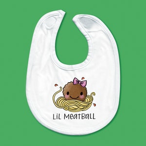 Babador de bebê - almôndega desenhada à mão com laço e letras desenhadas à mão "Lil Meatball"