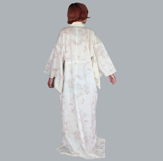 Lovely Vintage Kimono White with Red Lily Pattern - image 7