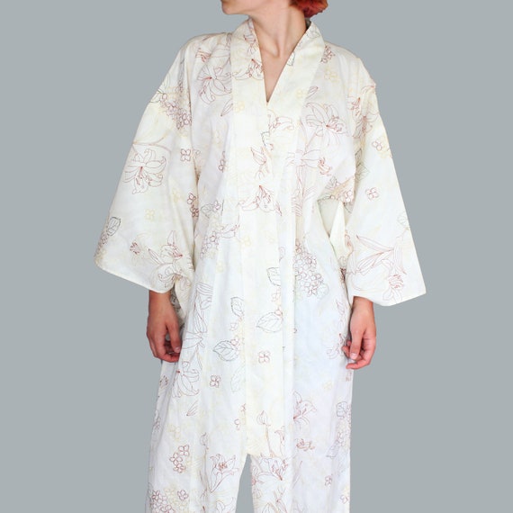 Lovely Vintage Kimono White with Red Lily Pattern - image 4