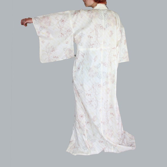 Lovely Vintage Kimono White with Red Lily Pattern - image 2