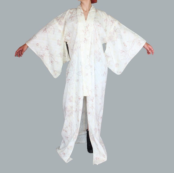 Lovely Vintage Kimono White with Red Lily Pattern - image 3