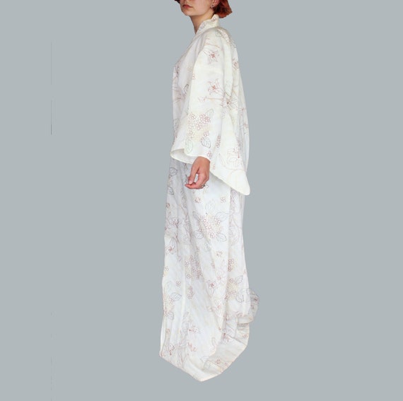 Lovely Vintage Kimono White with Red Lily Pattern - image 6