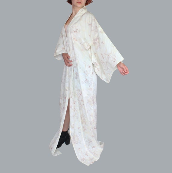 Lovely Vintage Kimono White with Red Lily Pattern - image 5