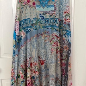 Puede incluir: Un juego de tres tazas de cer&aacute;mica con un acabado mate moteado. Las tazas son de color crema, gris claro y gris oscuro. Cada taza tiene un dise&ntilde;o simple y minimalista, perfecto para caf&eacute; o t&eacute;.