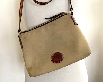 Vintage Dooney & Bourke Crossbody Canvas Tasche, Hellbraun und Naturleder