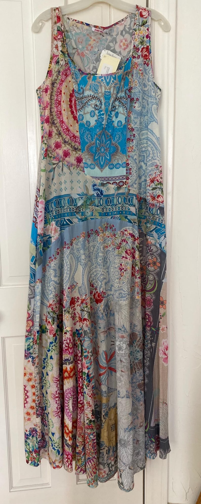 Puede incluir: Un juego de tres tazas de cer&aacute;mica con un acabado mate moteado. Las tazas son de color crema, gris claro y gris oscuro. Cada taza tiene un dise&ntilde;o simple y minimalista, perfecto para caf&eacute; o t&eacute;.