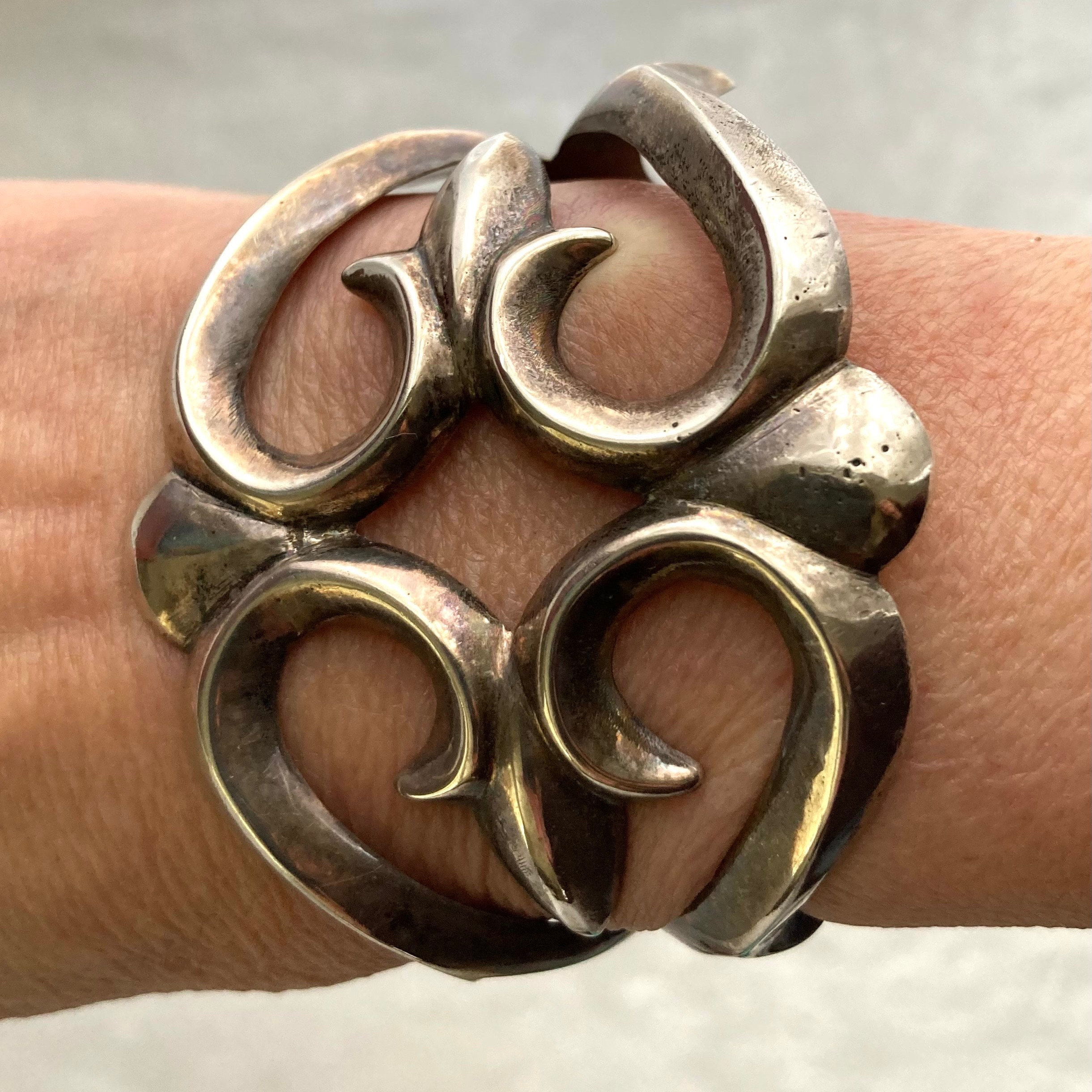 Important Aaron Anderson 'Lightning Bolt' Native American Jewelry Silver Navajo Bracelet Important Aaron Anderson 'Lightning Bolt' Native American Jewelry Silver Navajo Bracelet