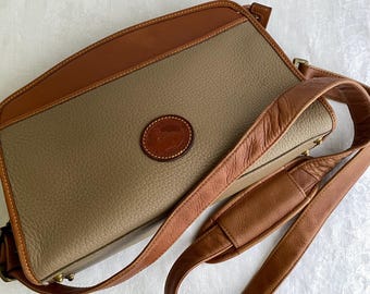 Bolso bandolera de piel Dooney and Bourke, color topo y natural.