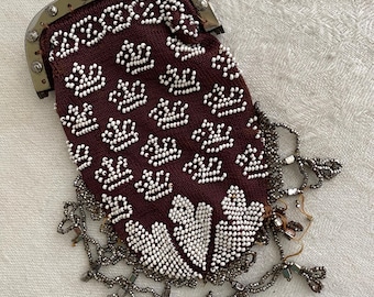 Bolso de noche victoriano Miser de la década de 1920 con microcuentas y cuentas de vidrio.