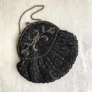 Art Deco-väska med mikropärlor och svart flapper-motiv från 1920-talet, viktoriansk aftonväska med glaspärlor