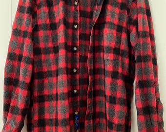 Camisa vintage de lana Pendleton Lodge, talla pequeña, cuadros rojos, grises y negros, bolsillo en el pecho, en perfecto estado.