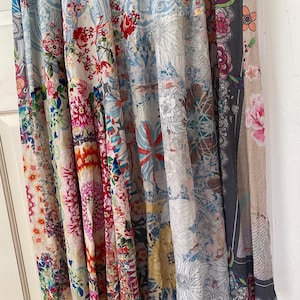 Puede incluir: Paneles de tela coloridos con estampados florales y de cachemira. Los paneles presentan una variedad de colores, incluyendo azul, rojo, rosa y blanco. La tela parece ligera y fluida, con una mezcla de dise&ntilde;os florales grandes y peque&ntilde;os.