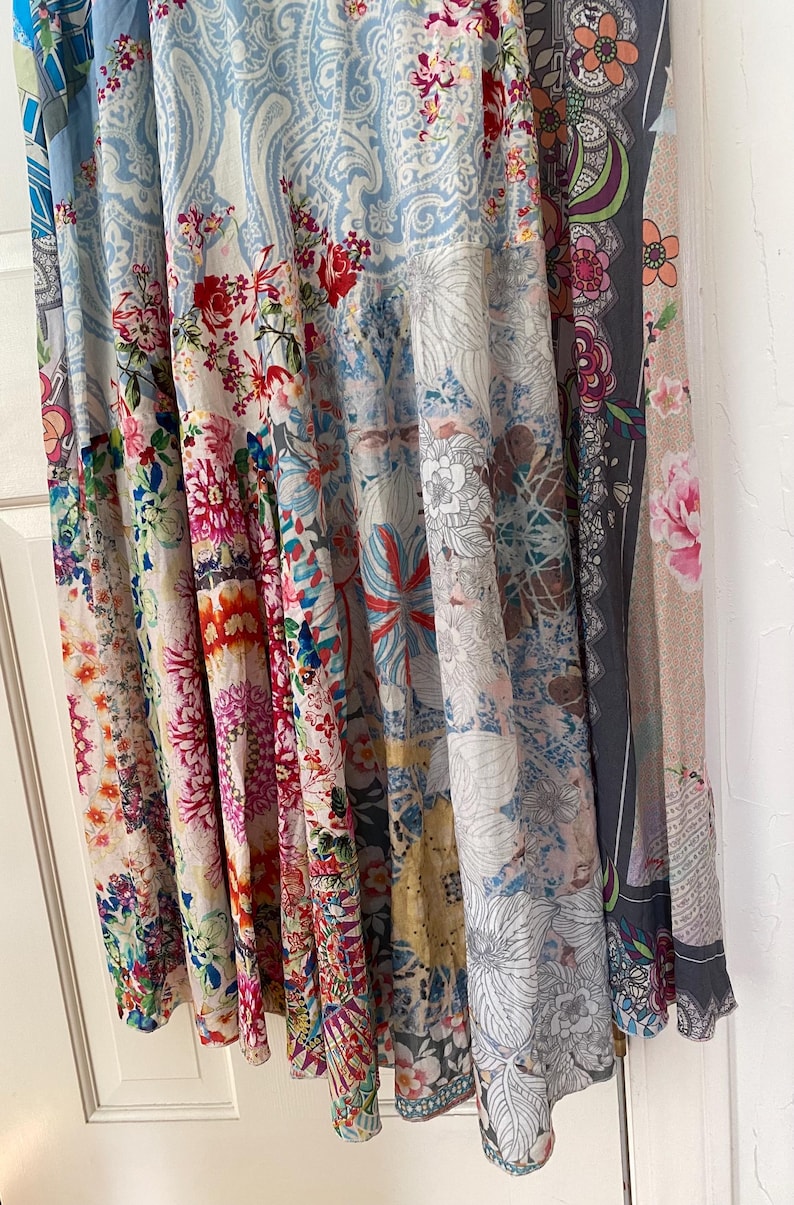 Puede incluir: Paneles de tela coloridos con estampados florales y de cachemira. Los paneles presentan una variedad de colores, incluyendo azul, rojo, rosa y blanco. La tela parece ligera y fluida, con una mezcla de dise&ntilde;os florales grandes y peque&ntilde;os.