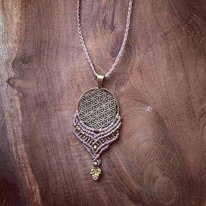 Geistige und energetische Heilung floweroflive yoganecklace Yoga jewellery blumedeslebens macrame necklace makrame talisman schutzamulett