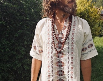 Tribal Artesano Etno uomo hippie Boho Rainbow etnico fatto a mano Chiapas nobile camicia messicana cruda terrosa per uomo modello bellissimo bianco chiaro