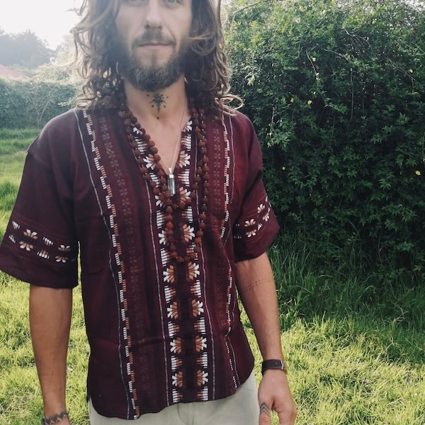 Tribal Artesano Etno homme hippie Boho Rainbow ethnique fait à la main Chiapas noble terreux chemise mexicaine brute pour hommes beau motif vin rouge foncé