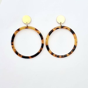 Animal hoop earrings, tortoiseshell acrylic, gold earrings, summer trends, dangle earring, tortoise shell jewellery