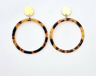 Animal hoop earrings, tortoiseshell acrylic, gold earrings, summer trends, dangle earring, tortoise shell jewellery