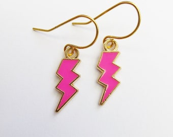 Pode incluir: Um par de brincos de ouro com pingentes de raio rosa. Os brincos têm um fecho de gancho.