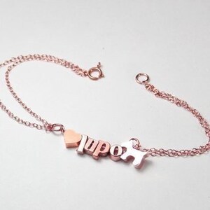 Pulsera de nombre de perro. Regalo de simpatía del perro, regalo conmemorativo de la mascota. Regalo por pérdida de mascotas. Pérdida de perro. Joyería de nombre de mascota, mascota personalizada, pulsera de letra rosa