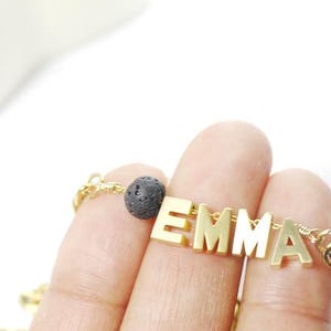 Gepersonaliseerde zwarte lavasteensieraden, naamketting. Therapie sieraden aangepaste lavakraal etherische olie diffuser. Sieraden voor angstverlichting.