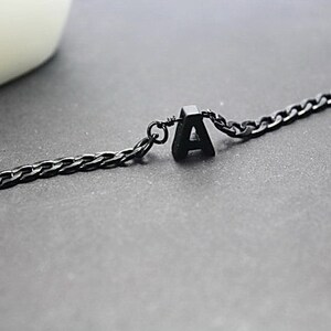 Collar con inicial negra. Pulsera con letra negra. Joyas negras para hombres. Joyas personalizadas para él. Regalo con inicial para el esposo, regalo de identificación para el novio.