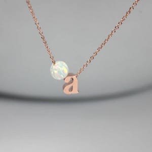 Collar de ópalo, collar con inicial, delicado collar de ópalo de 6 mm, collar con letras de oro rosa, collar minimalista simple y delicado, regalo para mujer. Para ella.