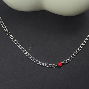 Regalo de joyería personalizado. Collar inicial lateral, corazón rojo esmaltado. Joyería de monograma. Impermeable. Joyas románticas, Joyas con temática de amor.