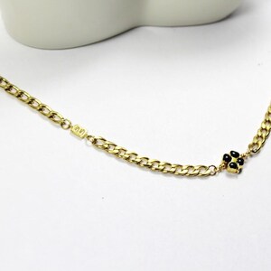 Joyas de trébol personalizadas. Collar con inicial lateral. Collar de trébol negro. Collar de trébol de esmalte. Joyería con letras laterales. Regalo de buena suerte.