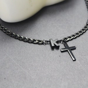 Collar de cruz negra personalizado. Joyería negra con letras personalizadas. Collar de cruz inicial. Collar inicial de mujer/hombre, regalos de madrina padrino