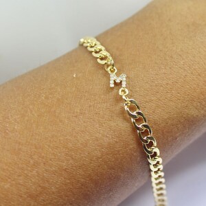 Pulsera inicial personalizada para hombres, pulsera de letras de oro CZ. Inicial lateral.  Regalos de padrinos de boda, pulsera personalizada para hombres, padre, novio