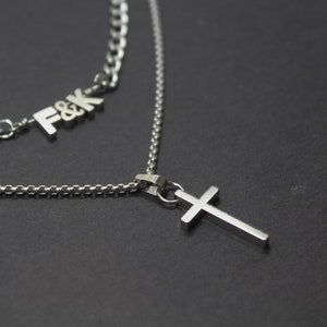 Regalo de aniversario.Joyas iniciales de la cruz.Collar de cruz de 2 hebras.. Collar cruzado personalizado. Custom Letters Layed Necklace.Couple Initials.