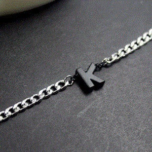 Collar Personalizado Letra Negra. Joyería inicial negra. Regalo de identificación de novio de hermano. Regalo de cumpleaños de esposo. mejores amigos joyería presente