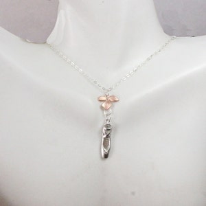 Collier Argenté Avec Pendentif Chaussons De Danse Et Cabochon Rose - 56-60 Cm