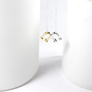 Collar personalizado con letras griegas, collar Omega, collar con el alfabeto griego, regalo para dos hermanas. Collar con símbolos matemáticos. Joyería con dos iniciales. Delicado.