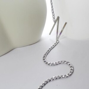 Collar con inicial lateral. Joyería con letras. Collar personalizado. Ideas de joyería navideña. Regalo de joyería navideña para hombre o mujer.