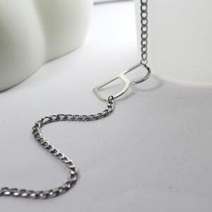 Collar con letra de lado: joyería con inicial personalizada. Regalo de joyería unisex. Presente personalizado. Letra pequeña. Regalo de identificación para novia o novio.