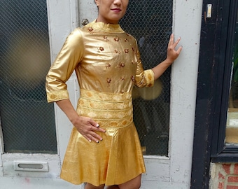 Vestido con cuentas de cuero de oro de 1960