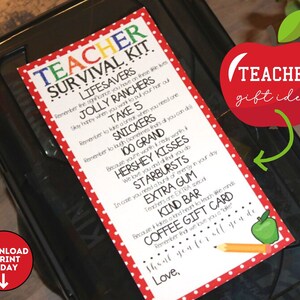 K&ouml;nnte beinhalten: Ein rotes und wei&szlig;es druckbares Geschenkanh&auml;nger mit einem roten Apfel und dem Text "Teacher Survival Kit" und einer Liste von S&uuml;&szlig;igkeiten und anderen Leckereien. Der Text enth&auml;lt auch "Teacher gift idea".